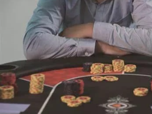 “德州扑克策略：如何巧妙运用摇头技巧”